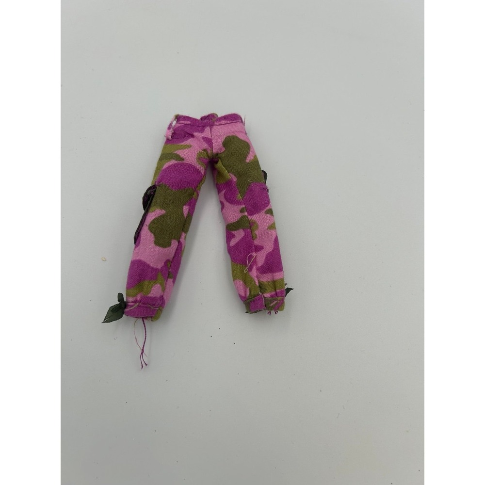 Bratz Adventure Girlz Yasmin pink camo capris